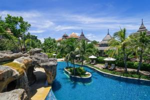 Utsikt över poolen vid Royal Muang Samui Villas - SHA Extra Plus eller i närheten