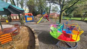 un parque con parque infantil con tobogán en Premara Hotel Kehancha, 