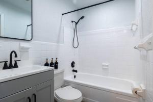 Ένα μπάνιο στο Cozy 2bed 1 Bath 5 min to Las Olas W/free parking! +12 φωτογραφίες