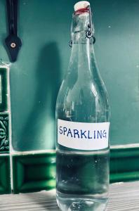butelka wody na stole w obiekcie The Milking Parlour w mieście Collinstown