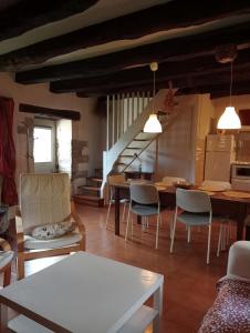 een woonkamer met een tafel en stoelen bij Gîte La Veyrie in Cazals