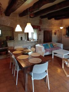 een woonkamer met een tafel en stoelen en een bed bij Gîte La Veyrie in Cazals