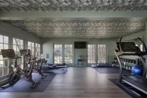 un gimnasio con varias cintas de correr y máquinas de ejercicio en Hidden Pond Resort, en Kennebunkport