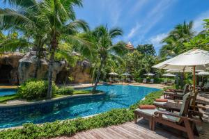 المسبح في Royal Muang Samui Villas - SHA Extra Plus أو بالجوار