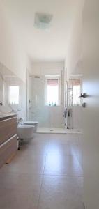 baño blanco grande con bañera y lavamanos en Angela's Apartment. Elegant two bedroom house in Irsina, en Irsina