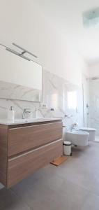 ein Badezimmer mit Waschbecken, Badewanne und Toilette in der Unterkunft Angela's Apartment. Elegant two bedroom house in Irsina in Irsina