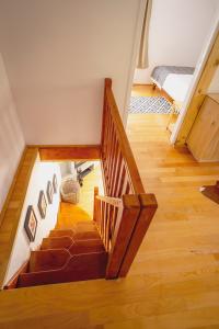 escalera de madera en una habitación con cama en Cerdacul din Livada, en Vaideeni