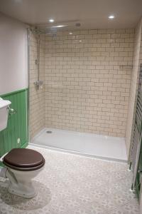 The Fox & Hounds Inn في دورتشستر: حمام مع مرحاض وحوض استحمام