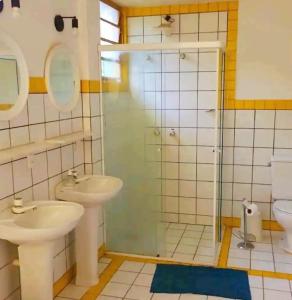 ein Bad mit einem WC, einem Waschbecken und einer Dusche in der Unterkunft Casa 11 in Campinas