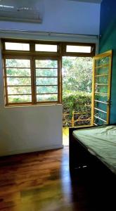 ein Schlafzimmer mit zwei Fenstern und einem Bett darin in der Unterkunft Casa 11 in Campinas