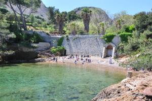 a group of people on a beach next to a river at Le Refuge du Port, parking privé gratuit in La Ciotat