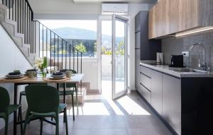 eine Küche mit einem Tisch und Stühlen sowie einen Balkon in der Unterkunft AG Casa do Ramon en Playa Razo con patio exterior in A Coruña
