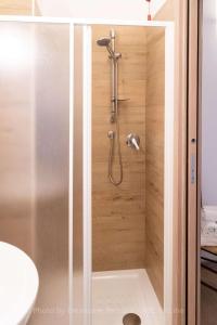 a shower with a glass door in a bathroom at AFFITTACAMERE RISTORANTE GUAITA SANT'EUTIZIO in Preci