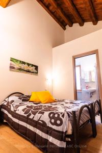 a bedroom with a bed in a room at AFFITTACAMERE RISTORANTE GUAITA SANT'EUTIZIO in Preci