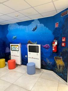 Hotel Montreal في بيبيوني: غرفة مع جدار جداري لحوض الأسماك
