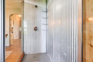 Ένα μπάνιο στο Waterfront Nekoosa Home with Dock, Views and More! +27 φωτογραφίες