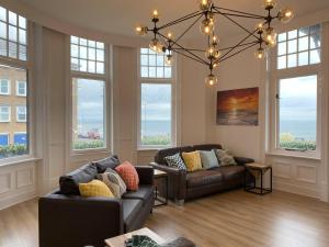 Posezení v ubytování Sea Forever Oceanfront Home Perfectly Saltburn