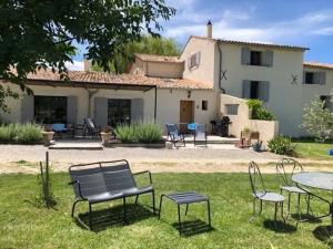 a group of chairs and tables in front of a house at Maison Pivoine in Sault-de-Vaucluse