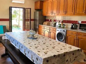 uma cozinha com uma mesa com uma toalha de mesa em Quinta dos Sonhos em Aldeia dos Fernandes