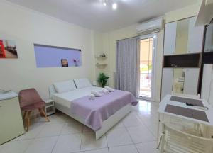 Posteľ alebo postele v izbe v ubytovaní Lefkada SunCentral Apartments