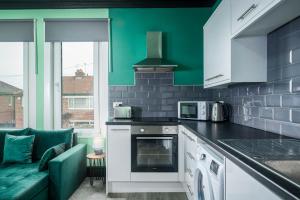 A kitchen or kitchenette at Social Media Adventure - 3 Bedroom - City Centre - Doncaster