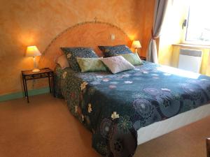 1 dormitorio con 1 cama grande y edredón azul en Les Trégorines-Squibernévez, en Pédernec