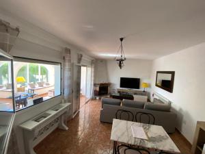 TV a/nebo společenská místnost v ubytování Villa Caramonte, en Costa Dorada
