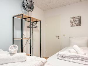 - une chambre avec 2 lits et une horloge murale dans l'établissement pool table heaven, workstation, 4k TV, Netflix, à Leipzig