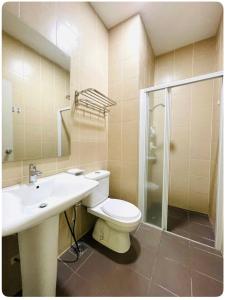 a bathroom with a toilet and a sink and a shower at Cozy home in city center with free parking -1B in Kuala Lumpur