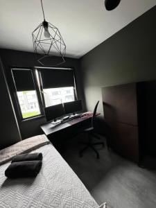 - une chambre avec un lit et un bureau avec un ordinateur dans l'établissement Private room in Hundvåg, à Stavanger