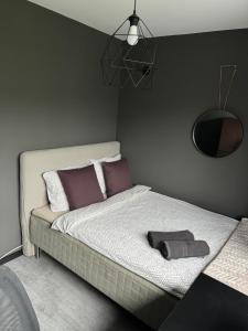 een slaapkamer met een bed met een hoed erop bij Private room in Hundvåg in Stavanger