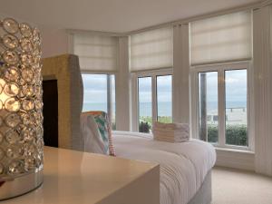 Postel nebo postele na pokoji v ubytování Sea Forever Oceanfront Home Perfectly Saltburn