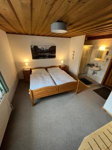 ein Schlafzimmer mit einem Bett und einer Holzdecke in der Unterkunft Gästehaus Dürnberger in Molln