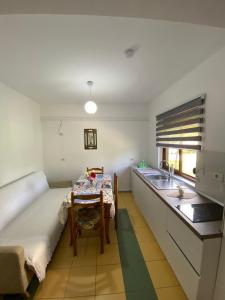 Kuchyň nebo kuchyňský kout v ubytování Kristel Holiday Home + 19 fotografií