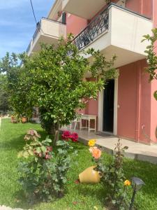 A garden outside lividio apartment