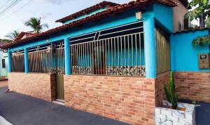 ManhãHospedaAurora Casa 3 quartos com ar的一座有大门的青砖建筑