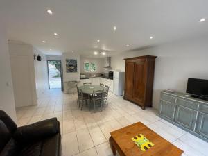 sala de estar con mesa y cocina en Maison plain pied au calme sur parcelle arborée, en Argelès-sur-Mer