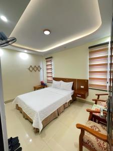 - une chambre avec un grand lit dans l'établissement Tam Giác Mạch Hotel, à Ha Giang