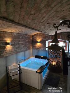 eine Whirlpool-Badewanne in einem Zimmer mit Beleuchtung in der Unterkunft Sopot Spa Apartament in Sopot