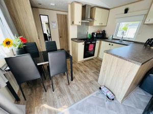 Kuchyň nebo kuchyňský kout v ubytování Rosa - Bournemouth Holiday Home