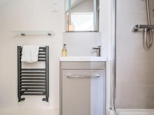Et badeværelse på Cherry - Woodland Cottages + 20 billeder
