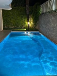 una piscina de agua azul por la noche en Home suite Home en Avellino