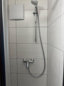 y baño con ducha con cabezal de ducha. en Gästehaus Dürnberger en Molln