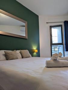Een bed of bedden in een kamer bij Central Apartment, Is-Swieqi