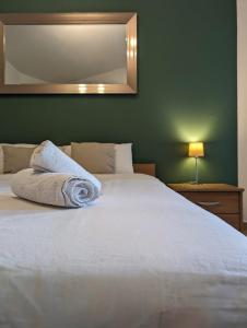 Een bed of bedden in een kamer bij Central Apartment, Is-Swieqi
