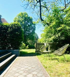 een patio met een tafel en stoelen en een hek bij Luxusapartment im Dichterviertel *Garten*Parkplatz*Wifi* in Erfurt