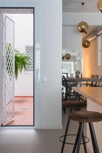 cocina y comedor con puerta corredera de cristal en Apartamento Barcelona centro, en Barcelona