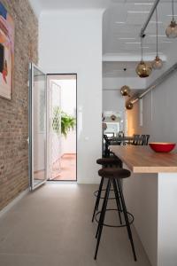 a kitchen and dining room with a large glass door at Apartamento Barcelona centro in Barcelona