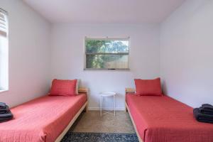 Ένα ή περισσότερα κρεβάτια σε δωμάτιο στο Stylish 2 bed 1 bath w/Free Parking!