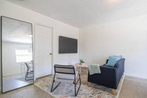 Μια τηλεόραση ή/και κέντρο ψυχαγωγίας στο Stylish 2 bed 1 bath w/Free Parking!